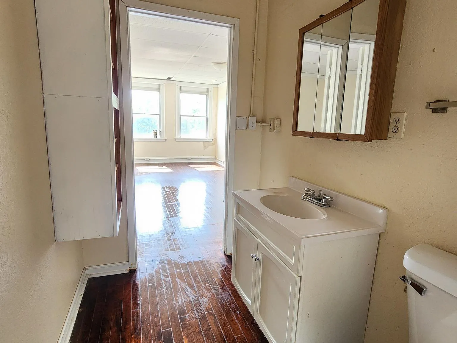 2 bed, 750 sqft, $800 — Photo 3