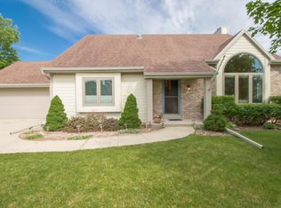 7218 S Hillendale Dr, Franklin, WI 53132