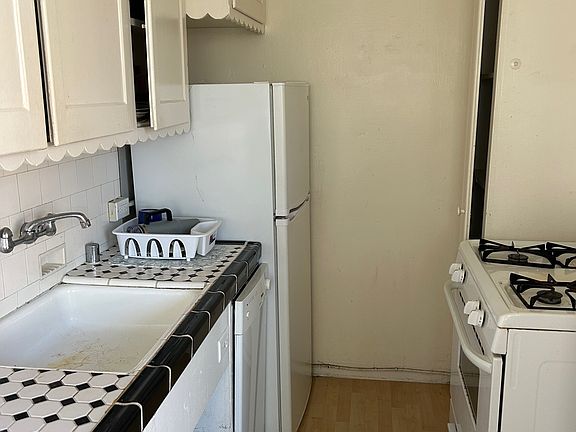 4th image of 152 S Reeves Dr APT 104