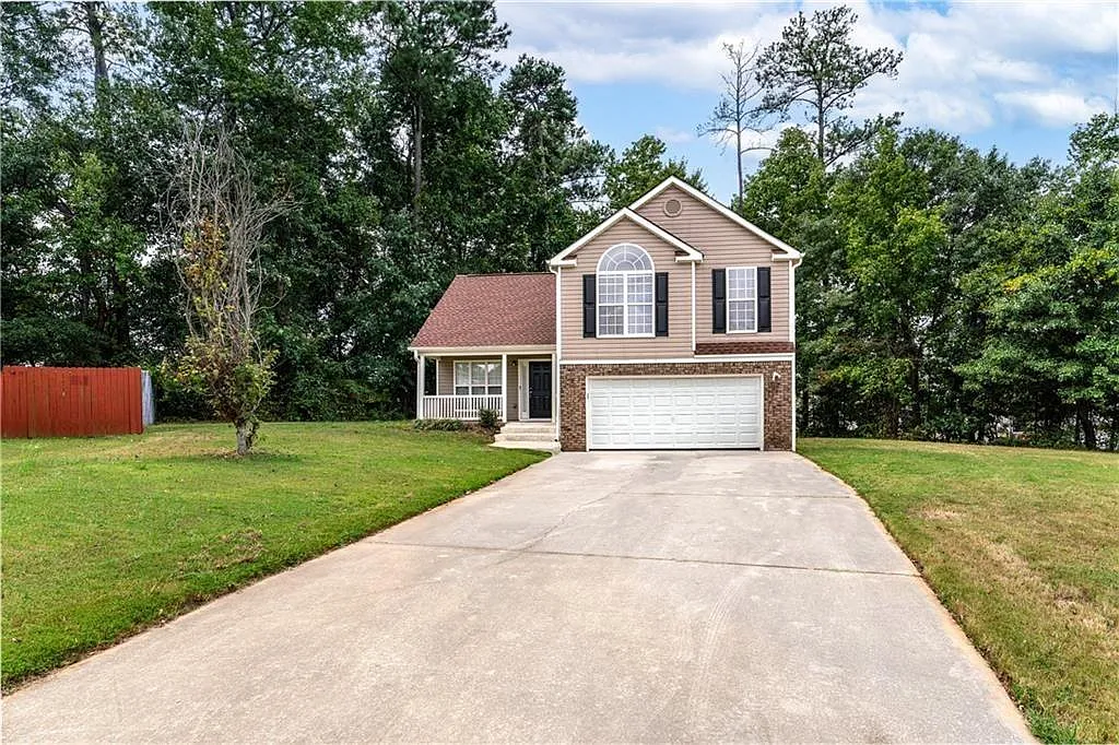 3 bed, 2.5 bath, 2843 sqft, $2,400 — Photo 1