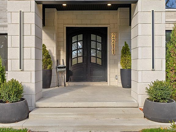 5th image of 2211 Golfview Dr