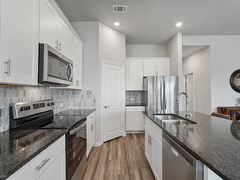 1004 Mamavic Ln — Photo 7