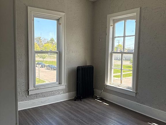 2nd image of 927 Ontario St