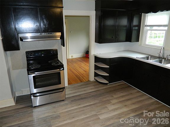 5th image of 129 Edgebrook Pl NW