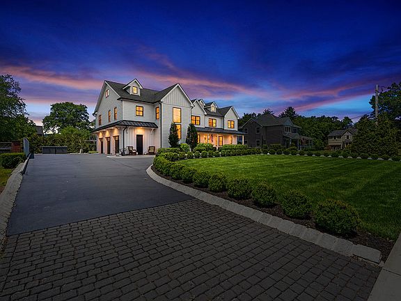 2nd image of 255 Boulevard