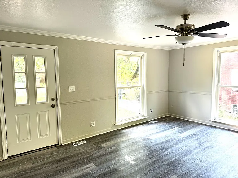 1156 Ridgeway Dr — Photo 3