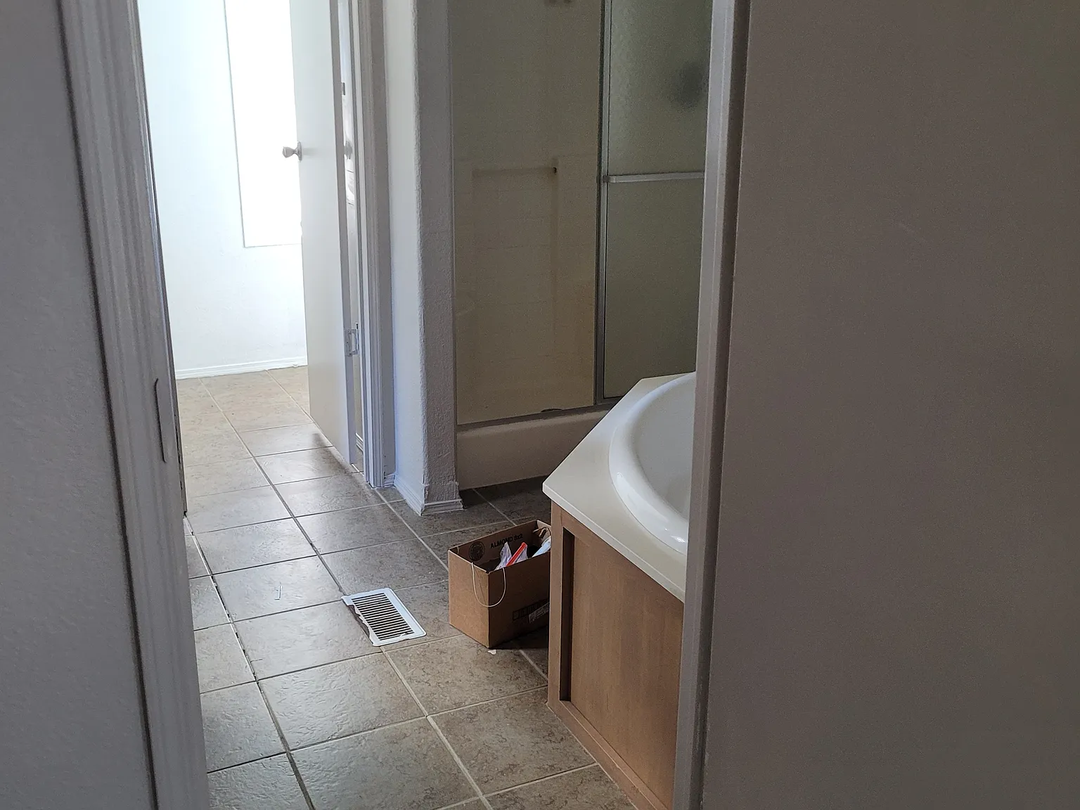2 bed, 1100 sqft, $1,650 — Photo 2