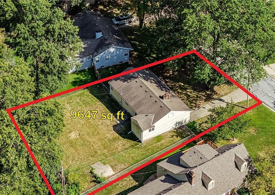9,647 square foot lot with mature trees and a paved driveway