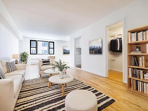 3090 Voorhies Avenue image 1 of 7