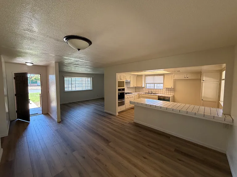 823 Menlo Ave — Photo 2