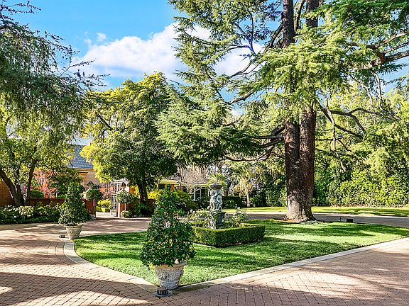 2nd image of 3 Oak Knoll Ter