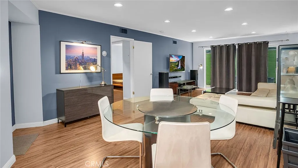 1 bed, 879 sqft, $2,300 — Photo 3