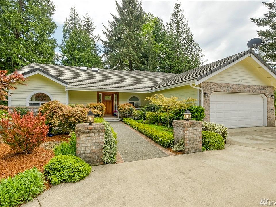 Great Care taken with this 3/2 home, with one floor living, and lovely gardens.