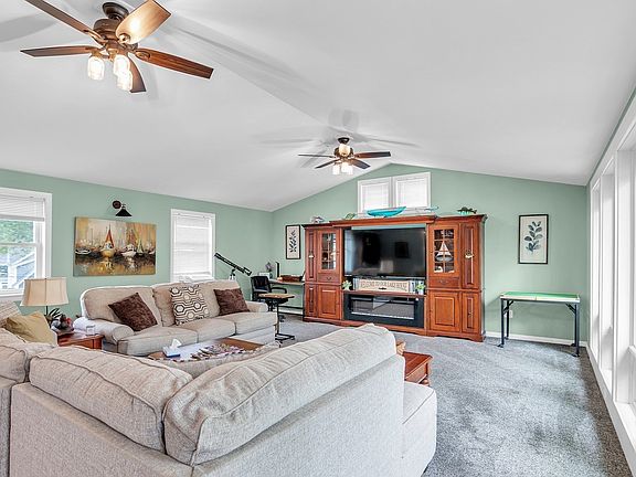 2nd image of 105 Lakeview St