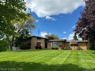 2822 W Tienken Rd, Rochester Hills, MI 48306