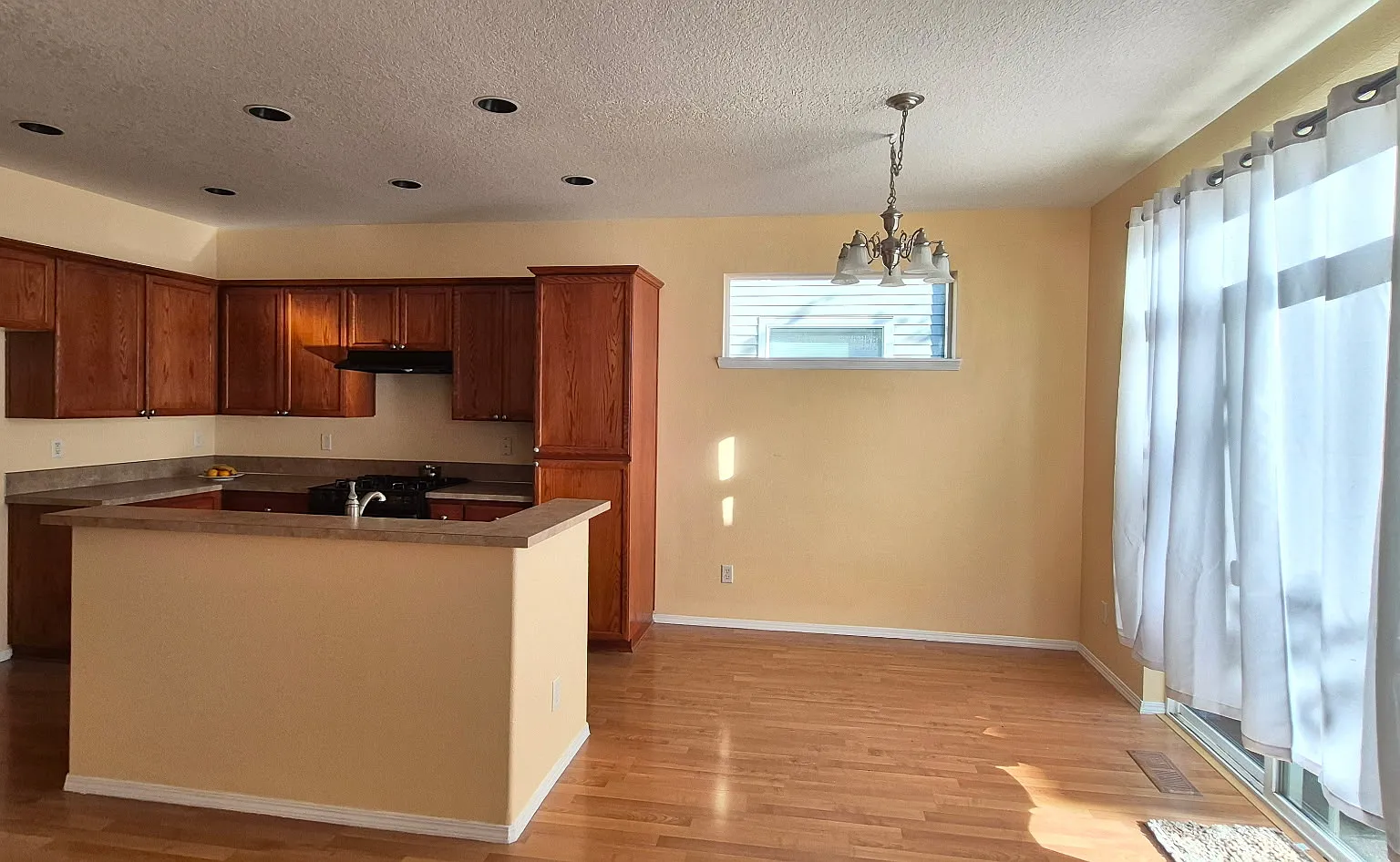 4 bed, 2.5 bath, 1929 sqft, $2,500 — Photo 2