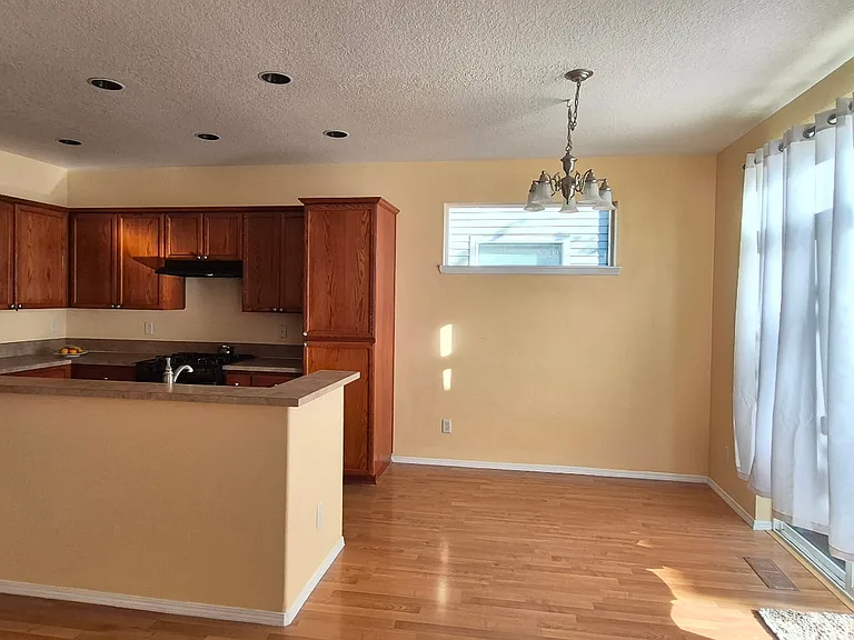 1094 SE Wenlock Ave — Photo 2