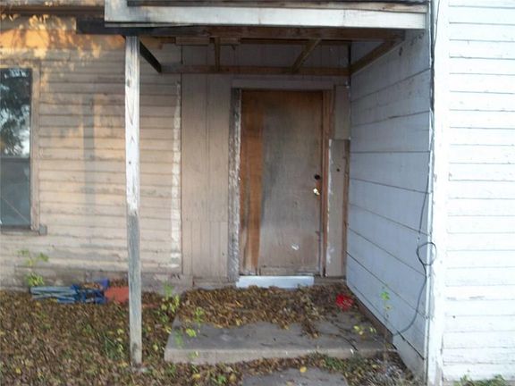 4th image of 214 N Neches St
