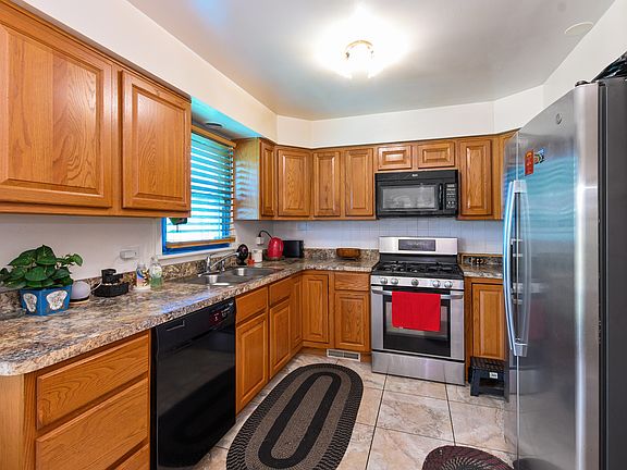 4th image of 17464 Park Ln
