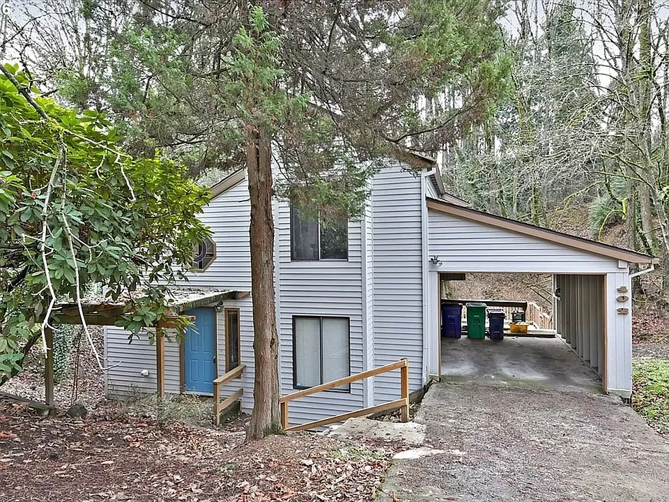 402 SW Custer St