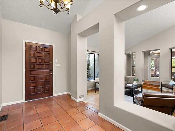 4th image of 5920 Canyon Vista Dr NE