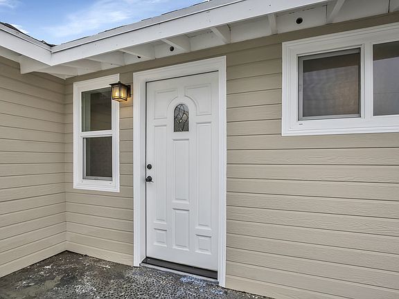 4th image of 1674 W Chateau Pl