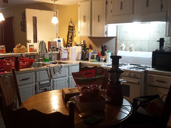 Kitchen and dining combo