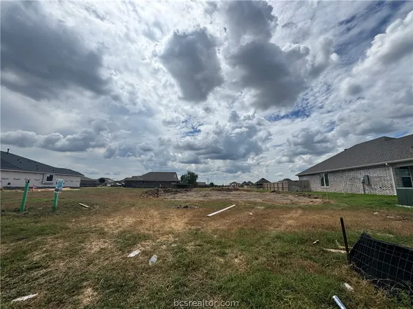 7805 Leadtree Dr, Navasota, TX 77868