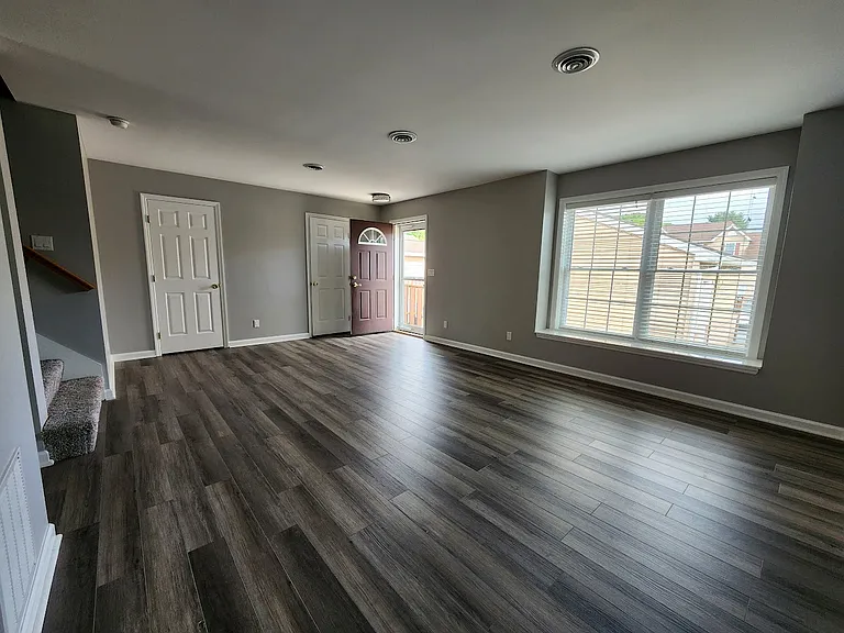 1750 Yorkshire Pl — Photo 3