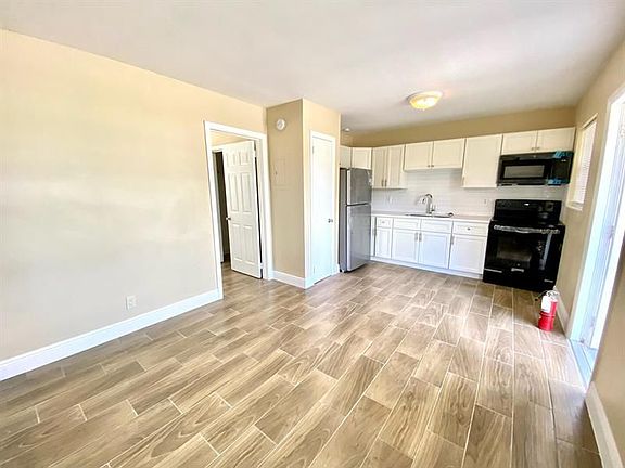 3rd image of 4304 Greenwood Ave