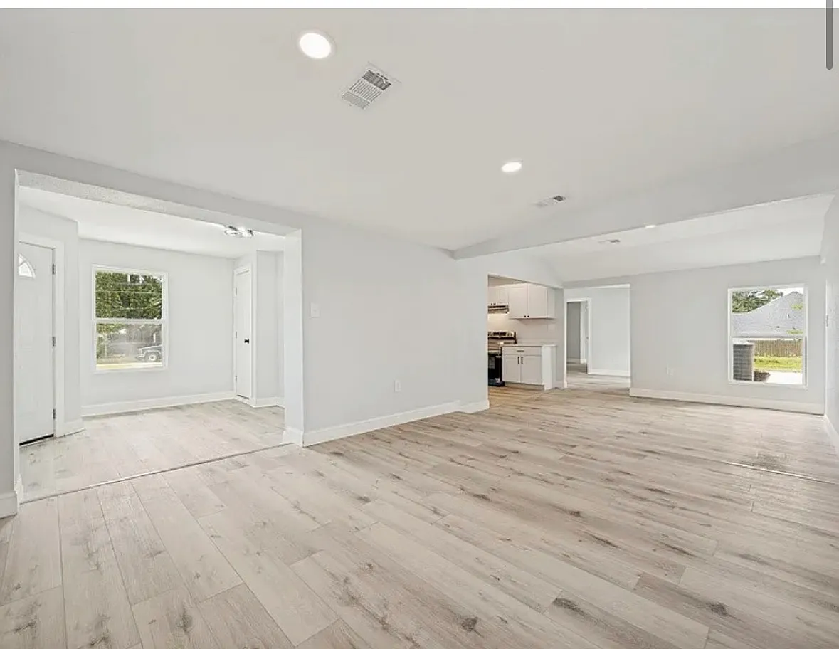5 bed, 3200 sqft, $2,500 — Photo 2