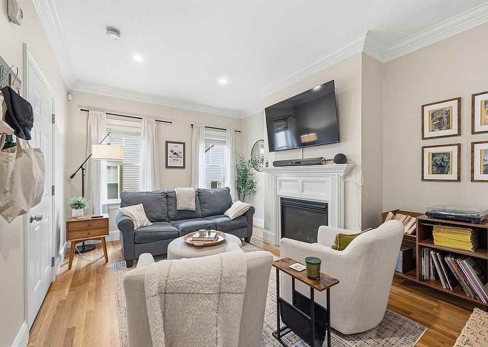 1st image of 301-303 Bolton St #1