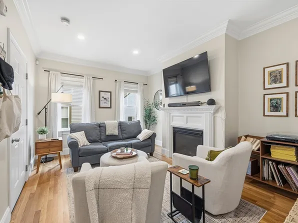 301-303 Bolton St #1, Boston, MA 02127