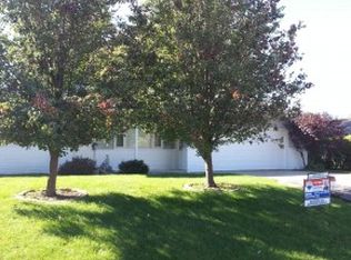 4 Highland Ct, Warrensburg, IL 62573