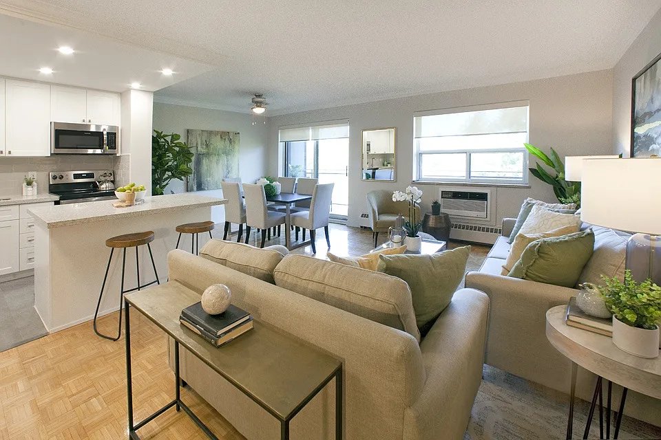 135 Allan St — Photo 4