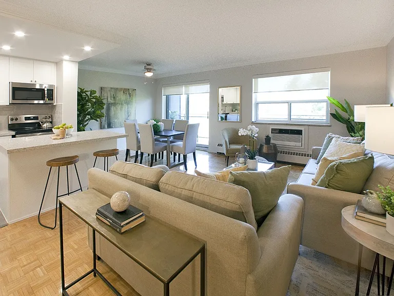 135 Allan St — Photo 3