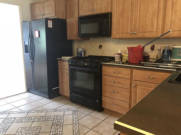 5th image of 2207 Saint James Dr