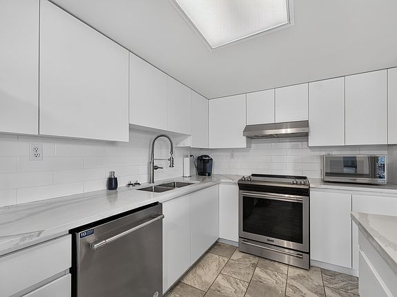 5th image of 10082 148th St #1502