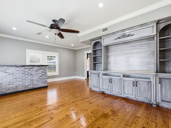 4th image of 1624 W Common St