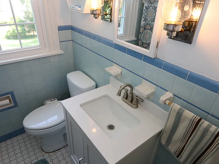 2nd floor full hall bathroom