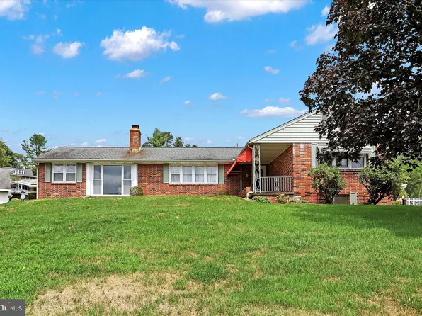 9 Harbor Lights Ln, Pine Grove, PA 17963