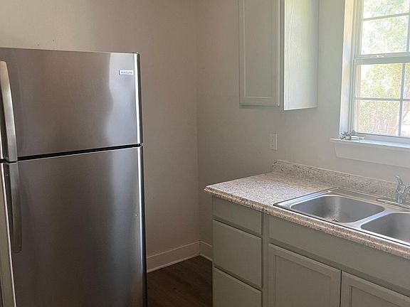 4th image of 419 1/2 Poplar St