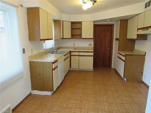 3rd image of 5921 Louis Dr