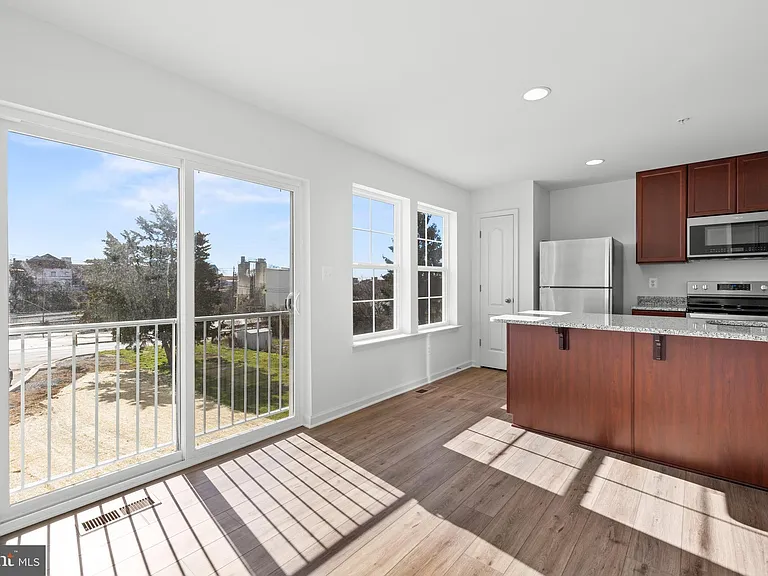 464 Peleton St — Photo 13