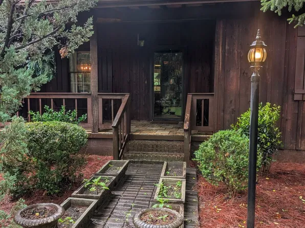 94 Yonah St, Helen, GA 30545