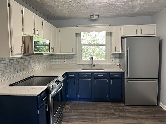3rd image of 3018 Bell St