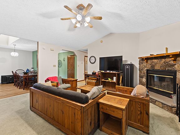 3rd image of 22 Tanglewood Rd