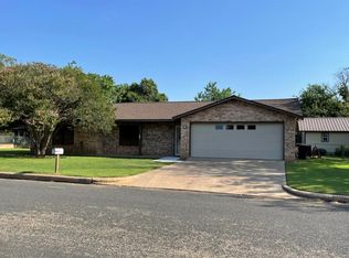 310 Broadmoor Dr, Fredericksburg, TX 78624