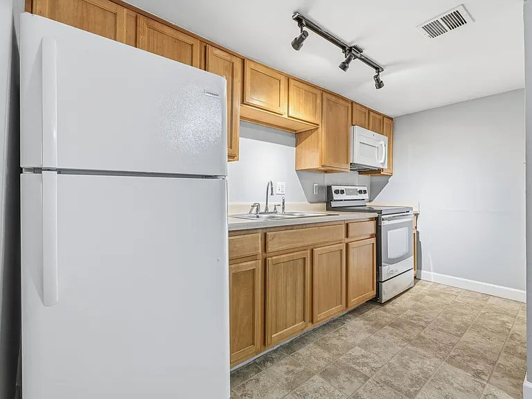 Balsam Avenue Apartments - The Courts — Photo 22
