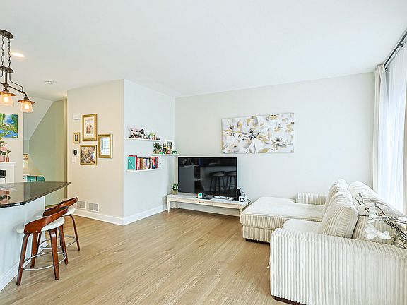 3rd image of 2425 Daybreak Ct #0